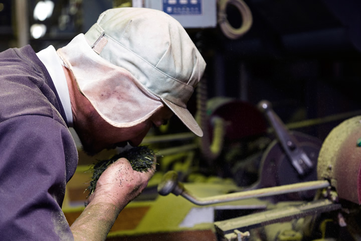 Sorting the first-flush leaf by hand at 正福茶園, May